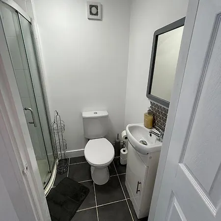 Modern & Cozy Gem - 10min To Center - Parking