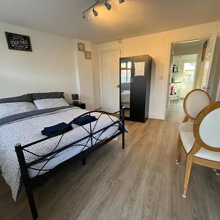 Modern & Cozy Gem - 10min To Center - Parking * York