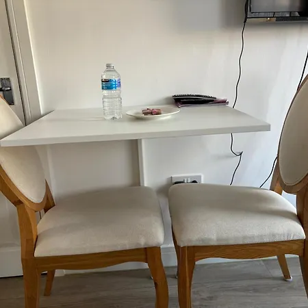 Modern & Cozy Gem - 10min To Center - Parking