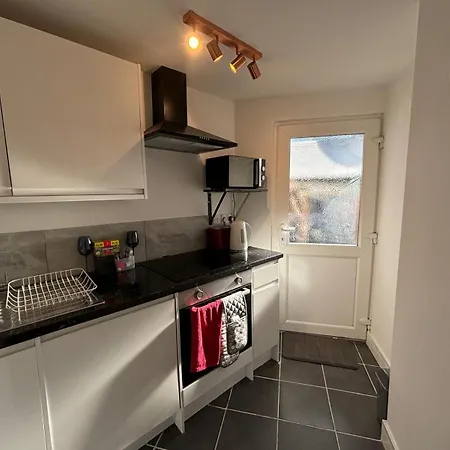 Modern & Cozy Gem - 10min To Center - Parking