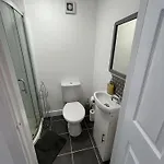 Modern & Cozy Gem - 10min To Center - Parking
