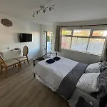 Modern & Cozy Gem - 10min To Center - Parking