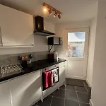 Modern & Cozy Gem - 10min To Center - Parking