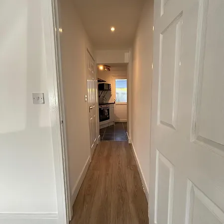 Modern & Cozy Gem - 10min To Center - Parking 约克