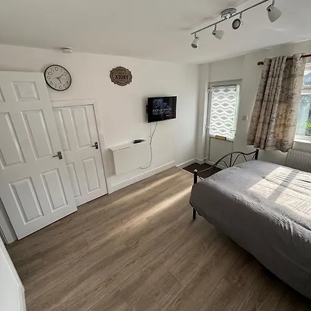 Modern & Cozy Gem - 10min To Center - Parking * York