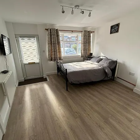 Apartment Modern & Cozy Gem - 10min To Center - Parking *