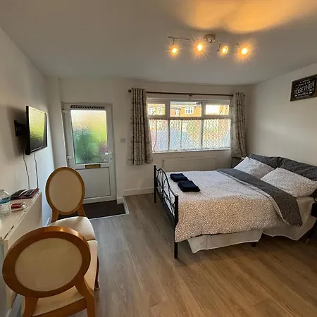 Modern & Cozy Gem - 10min To Center - Parking Apartment *