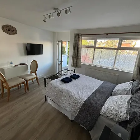 Modern & Cozy Gem - 10min To Center - Parking