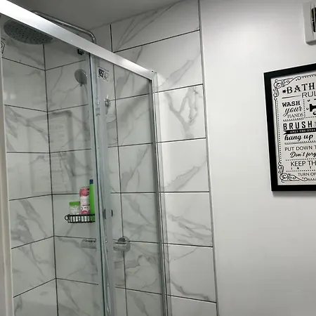 Modern & Cozy Gem - 10min To Center - Parking Apartment