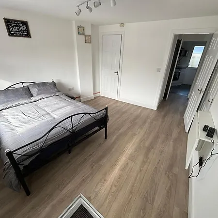 Modern & Cozy Gem - 10min To Center - Parking *