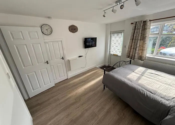 Modern & Cozy Gem - 10min To Center - Parking * York
