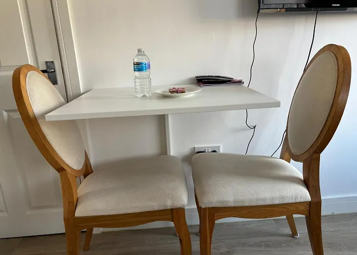 Modern & Cozy Gem - 10min To Center - Parking